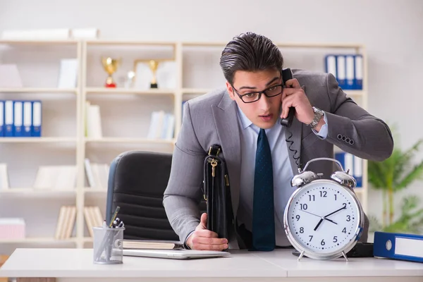 Uomo d'affari che corre in ufficio — Foto Stock