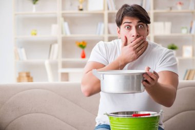 Evdeki adam, komşu sel sızıntısıyla uğraşıyor.