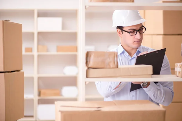 Man werkzaam in postbezorging — Stockfoto