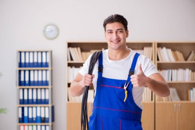 Kablolu televizyonu olan genç elektrikçi