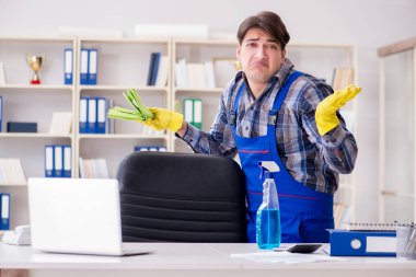 Ofiste çalışan erkek temizlikçi.