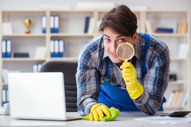 Büyüteçle toz arıyoruz.