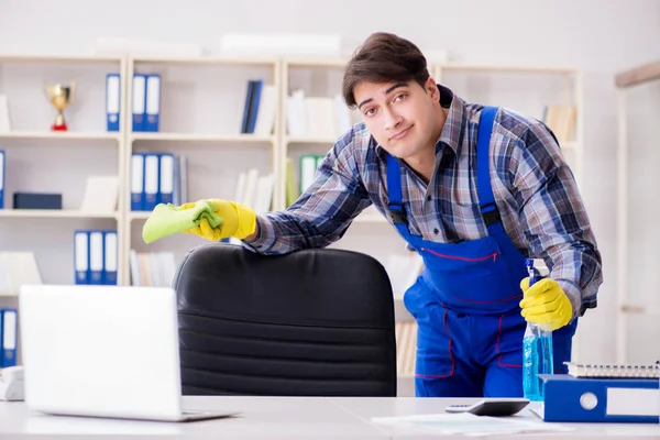 Nettoyant masculin travaillant dans le bureau — Photo