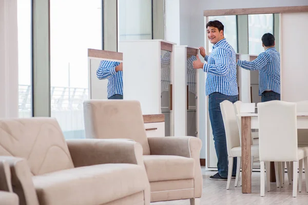 Hombre joven de compras en tienda de muebles — Foto de Stock