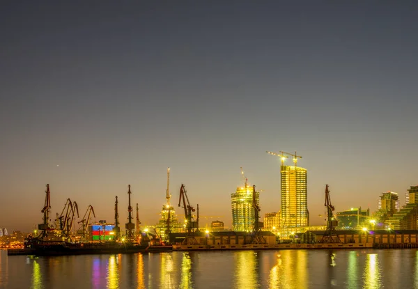 Nachtzicht op zeehaven in Bakoe Azerbeidzjan — Stockfoto