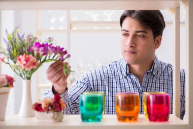 Genç yakışıklı dükkândan alışveriş yapıyor.