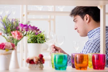 Genç yakışıklı dükkândan alışveriş yapıyor.