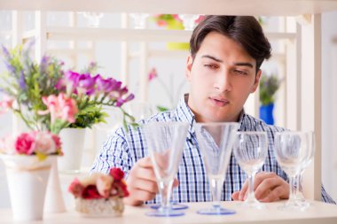 Genç yakışıklı dükkândan alışveriş yapıyor.