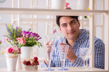 Genç yakışıklı dükkândan alışveriş yapıyor.