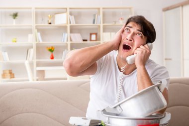 Evdeki adam, komşu sel sızıntısıyla uğraşıyor.