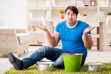 Evdeki adam, komşu sel sızıntısıyla uğraşıyor.