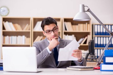 İşadamı ofisten mektup alıyor.