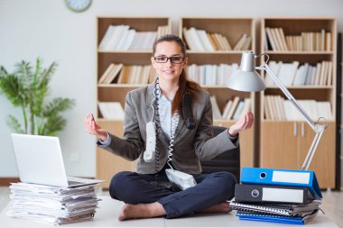 Ofisteki masada oturan kızgın iş kadını.