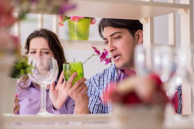 Genç aile dükkandan alışveriş yapıyor.