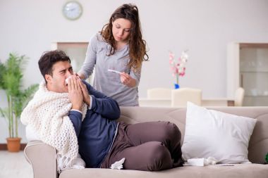 Evde hasta kocasına bakan bir eş.