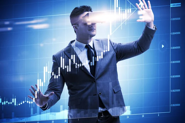 Empresário em negociação de realidade virtual no mercado de ações — Fotografia de Stock