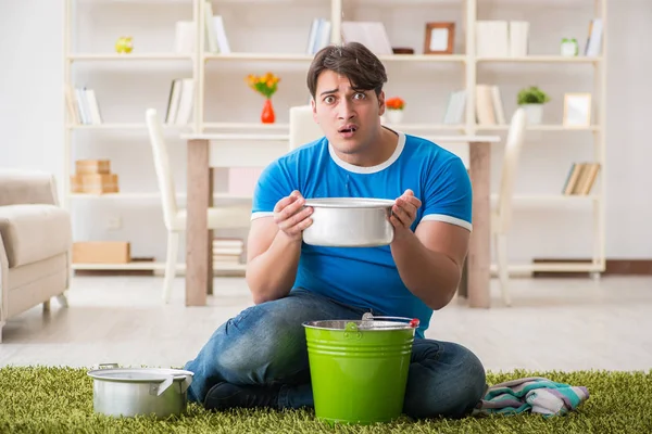 Hombre en casa lidiando con la fuga de inundación del vecino — Foto de Stock