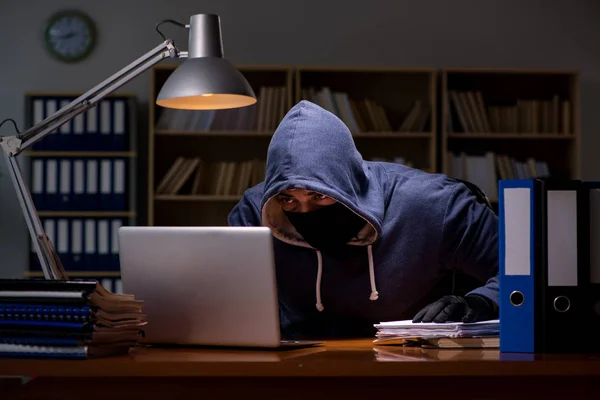 Хакер краде особисті дані з домашнього комп'ютера. — стокове фото