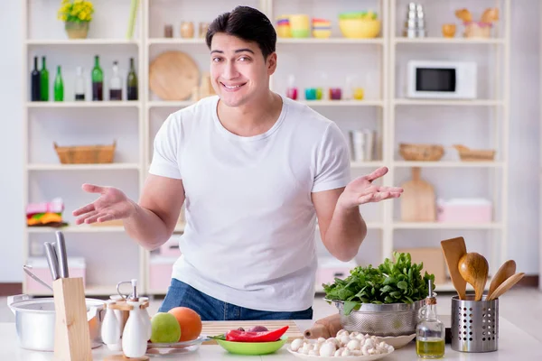 Jonge mannelijke kok werkt in de keuken — Stockfoto