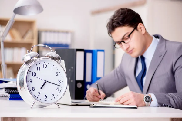 Affärsman med klocka misslyckas med att hålla tidsfrister — Stockfoto