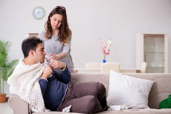 Moglie prendersi cura di marito malato a casa — Foto Stock