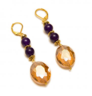 Beyaz arka plan üzerinde izole güzel küpe