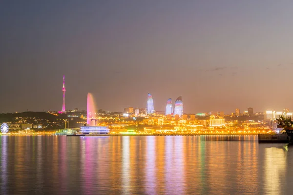 Vista nocturna de Bakú Azerbaiyán al atardecer — Foto de Stock