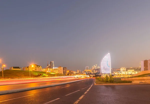 Nattvisning av Baku Azerbajdzjan under solnedgången — Stockfoto