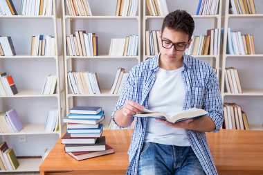 Kitapları olan genç bir öğrenci sınavlara hazırlanıyor.