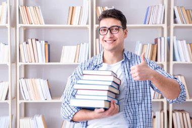 Kitapları olan genç bir öğrenci sınavlara hazırlanıyor.