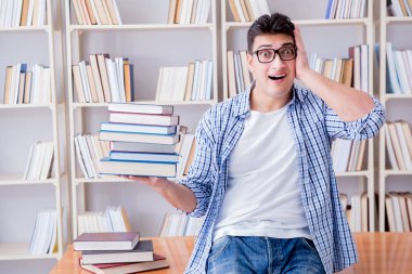 Kitapları olan genç bir öğrenci sınavlara hazırlanıyor.