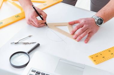 Erkek mühendis çizimler ve planlar üzerinde çalışıyor.