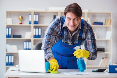 Ofiste çalışan erkek temizlikçi.