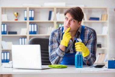 Ofiste çalışan erkek temizlikçi.