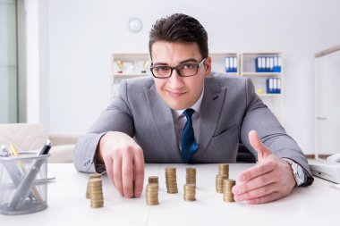 Ticari büyüme kavramında altın sikkeleri olan bir işadamı