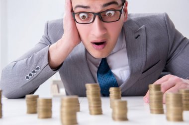 Ticari büyüme kavramında altın sikkeleri olan bir işadamı