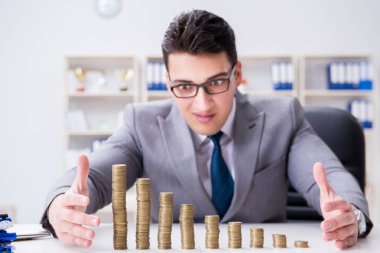 Ticari büyüme kavramında altın sikkeleri olan bir işadamı