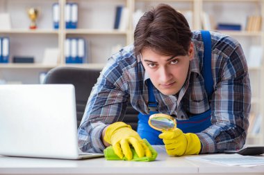 Büyüteçle toz arıyoruz.