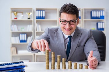 Ticari büyüme kavramında altın sikkeleri olan bir işadamı