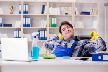 Ofiste çalışan erkek temizlikçi.