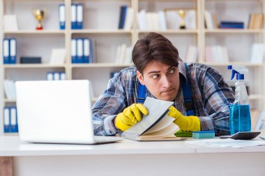 Adam temizleyici gizli belgeleri çalıyor.