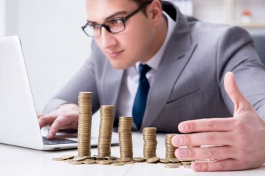 Ticari büyüme kavramında altın sikkeleri olan bir işadamı