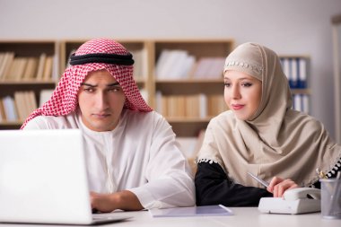 Bir çift Arap erkek ve bir kadın