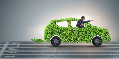 Yeşil elektrikli araba konseptinde iş adamı