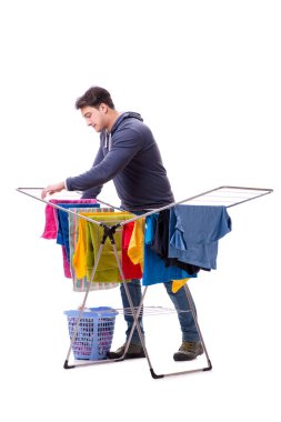 Çamaşır yıkayan koca beyaz tenli.