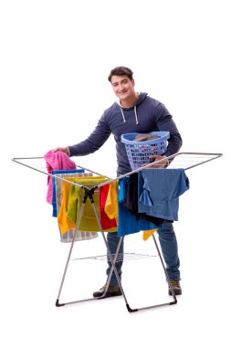 Çamaşır yıkayan koca beyaz tenli.