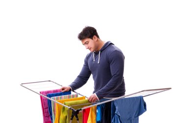 Çamaşır yıkayan koca beyaz tenli.