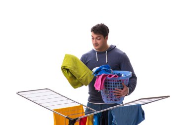 Çamaşır yıkayan koca beyaz tenli.