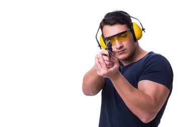 Beyazlara izole edilmiş bir şekilde silahtan spor atışı yapan adam.