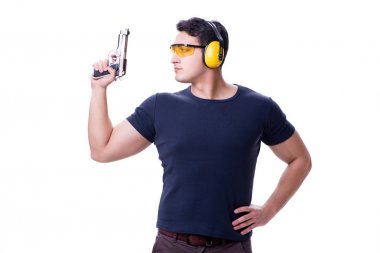 Beyazlara izole edilmiş bir şekilde silahtan spor atışı yapan adam.
